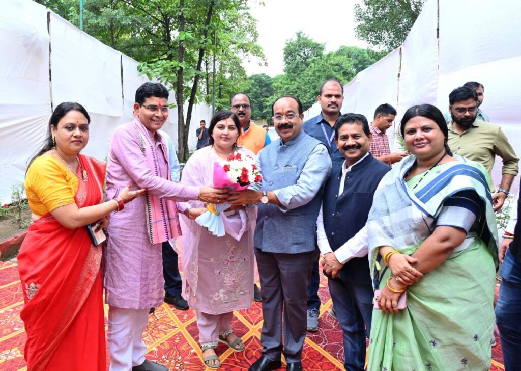 रायपुर : उप मुख्यमंत्री श्री अरुण साव राजस्व मंत्री श्री टंकराम वर्मा के निवास पर तीज मिलन कार्यक्रम में शामिल हुए…