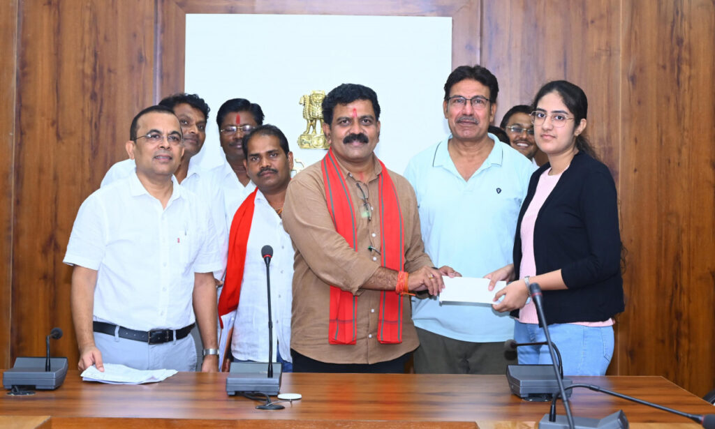 रायपुर : उपमुख्यमंत्री श्री विजय शर्मा ने कबीरधाम जिले के मेघावी विद्यार्थियों को स्वेच्छा अनुदान से 3 लाख 45 हज़ार का चेक किया प्रदान
