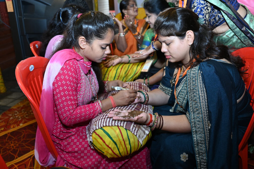 रायपुर : विष्णु भैय्या के आँगन में महतारियों के चेहरों पर खिली मुस्कान