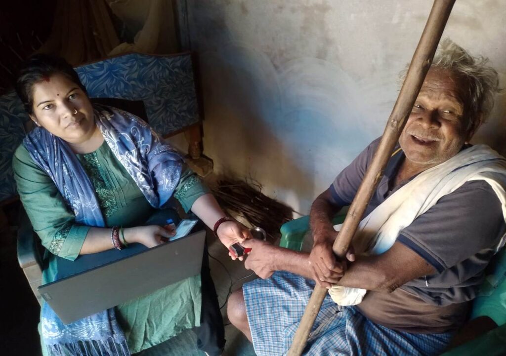 रायपुर : बैंक सखी बनकर सशक्तिकरण और सेवा का अनूठा उदाहरण पेश करती महिलाएं ग्रामीणों तक पहुंचा रहीं बैकिंग सुविधाएं