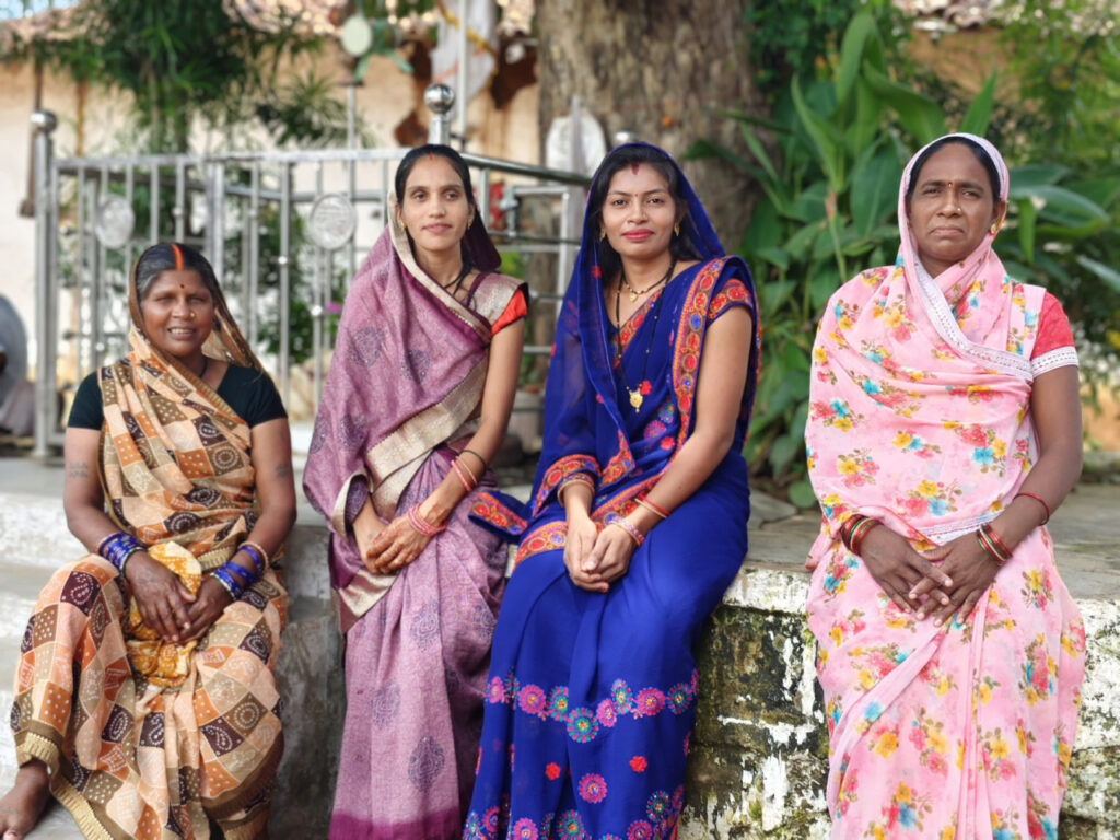 रायपुर : तीजा-पोरा तिहार के अवसर पर महिलाओं को मिला उपहार