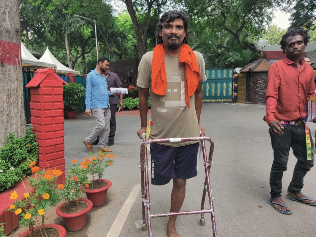 रायपुर : मुख्यमंत्री जनदर्शन: दिव्यांग विवेक को मिला वॉकर
