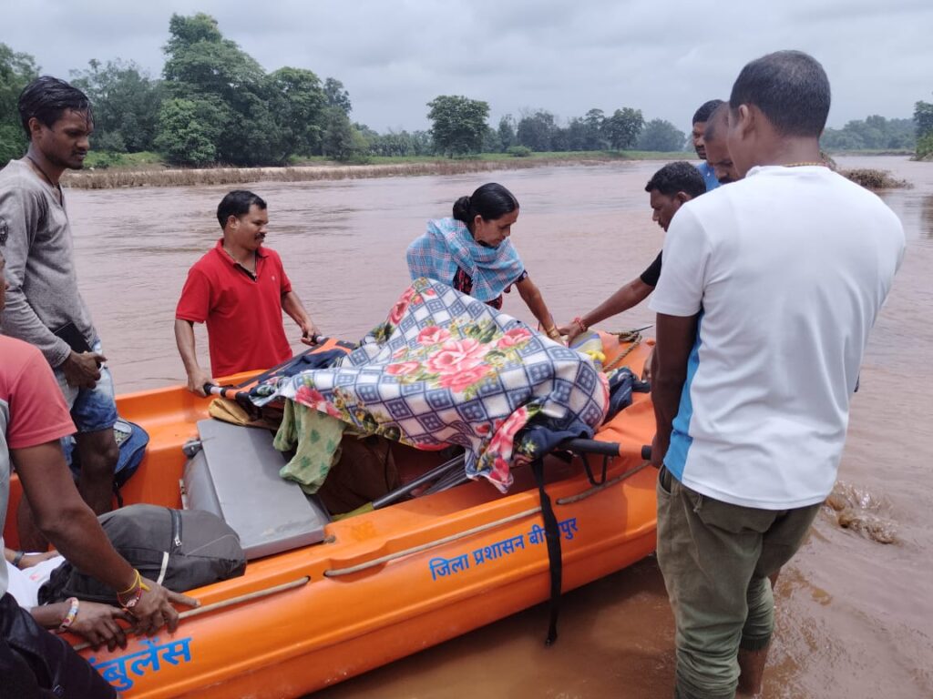 रायपुर : नदी पर जल स्तर बढ़ जाने पर नगर सेना की टीम ने गर्भवती महिला को सुरक्षित अस्पताल पहुंचाया