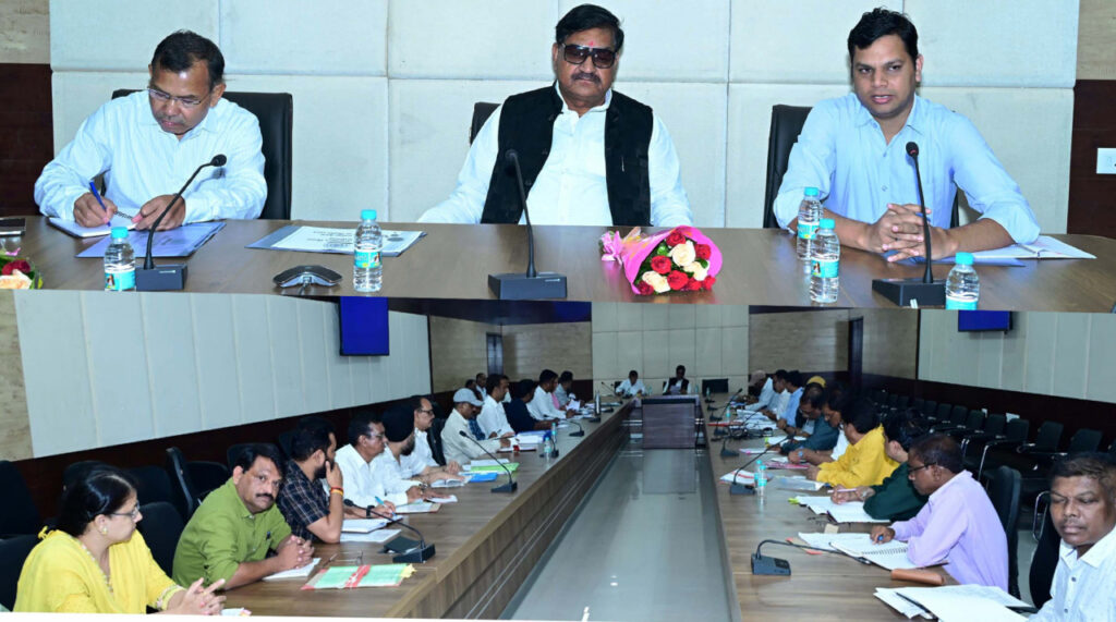 रायपुर : आगामी खरीफ सीजन में धान खरीदी की पुख्ता व्यवस्था सुनिश्चित की जाए : मंत्री श्री दयाल दास बघेल