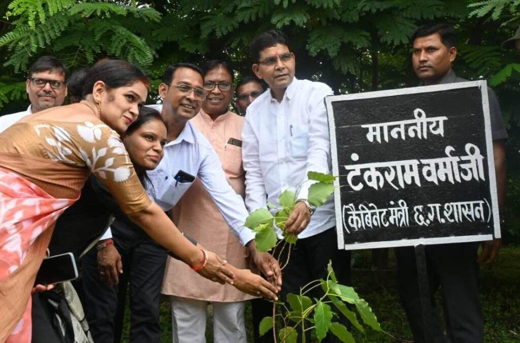 रायपुर : राजस्व मंत्री ने ’एक पेड़ मां के नाम अभियान’ अंतर्गत पीपल पेड़ का किया रोपण