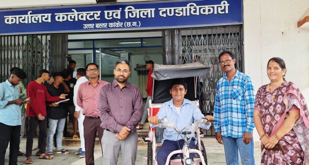 रायपुर : बैटरी चलित ट्रायसिकल मिलने से दिव्यांग लक्ष्य की खिल उठी मुस्कान