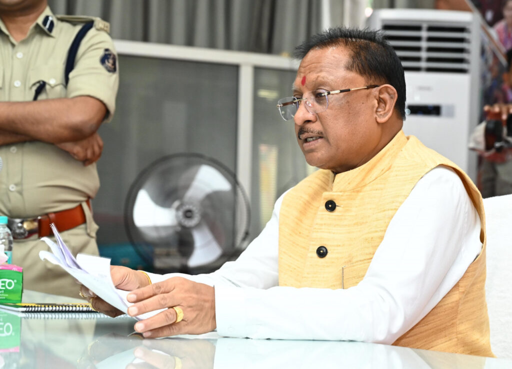 रायपुर : जनदर्शन में लोगों की समस्याओं और माँगों को गौर से सुनते हुए मुख्यमंत्री श्री साय