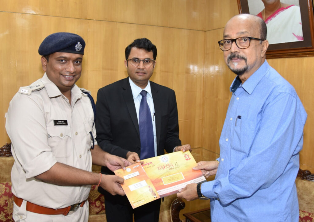 रायपुर : राज्यपाल श्री रमेन डेका को चक्रधर समारोह का न्योता देने राजभवन पहुंचे रायगढ़ कलेक्टर व पुलिस अधीक्षक