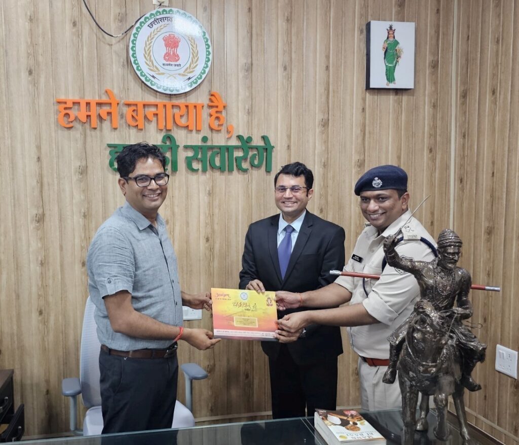 रायपुर : वित्त मंत्री श्री ओ.पी.चौधरी को चक्रधर समारोह में शामिल होने के लिए कलेक्टर व एसपी ने किया आमंत्रित