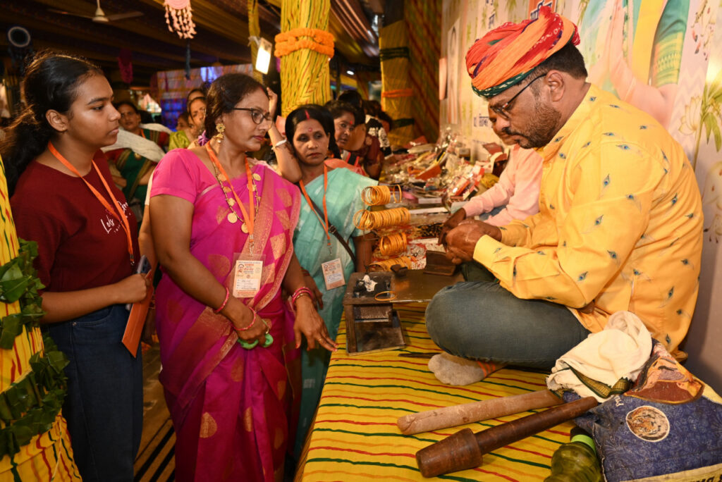 रायपुर : मुख्यमंत्री निवास में मुख्यमंत्री श्री विष्णु देव साय की तरफ से तीजा पोरा त्यौहार मनाने आई महिलाओं को अपने विष्णु भैया से उपहार में मिली लाख की चूड़ियां