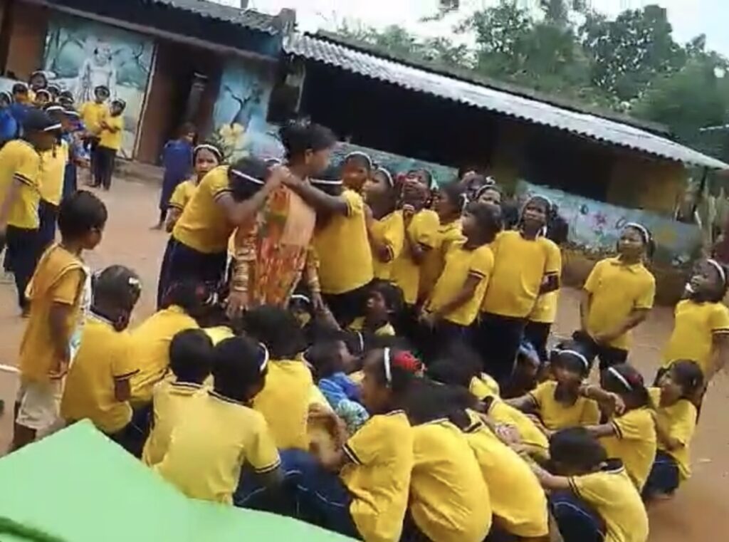 आश्रम शाला की अधीक्षिका ने दिया इस्तीफा, रो रहीं छात्राएं…