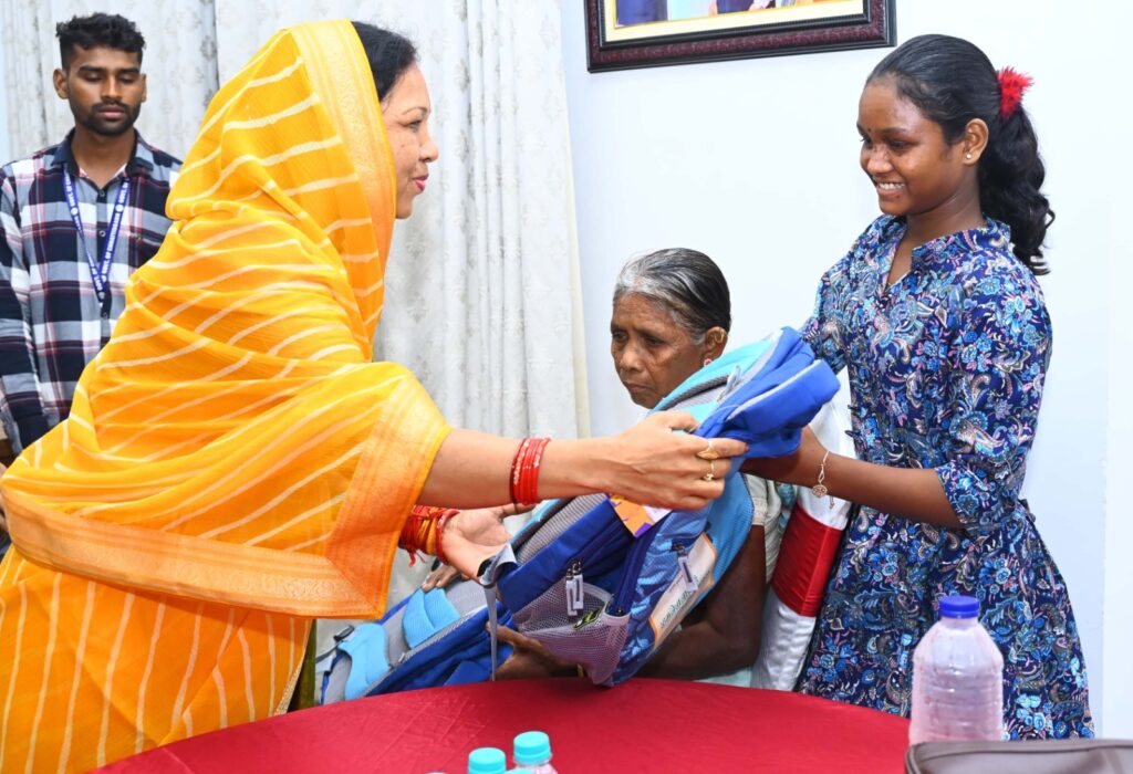 नई दिल्ली से लौटे माओवादी हिंसा पीड़ित बस्तरवासियों का मुख्यमंत्री निवास में आत्मीय स्वागत