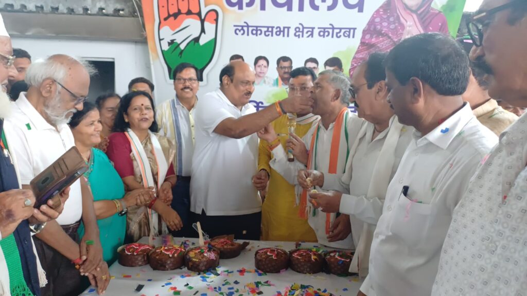 पूर्व मंत्री जयसिंह अग्रवाल के नेतृत्व में प्रदेश कांग्रेस प्रभारी सचिन पायलट का 47वां जन्म दिवस बड़े ही धूमधाम के साथ मनाया गया…