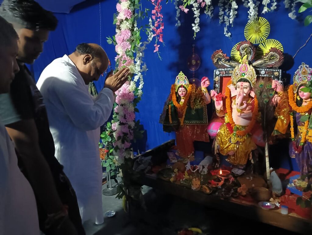 श्री गणेश पूजा उत्सव कार्यक्रम में पूर्व मंत्री जयसिंह अग्रवाल हुए शामिल…