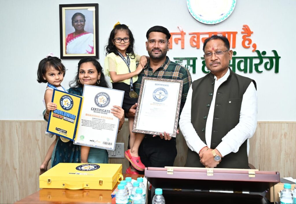 रायपुर : नन्ही रिकॉर्ड होल्डर बेटियों को मुख्यमंत्री ने दिया आशीर्वाद