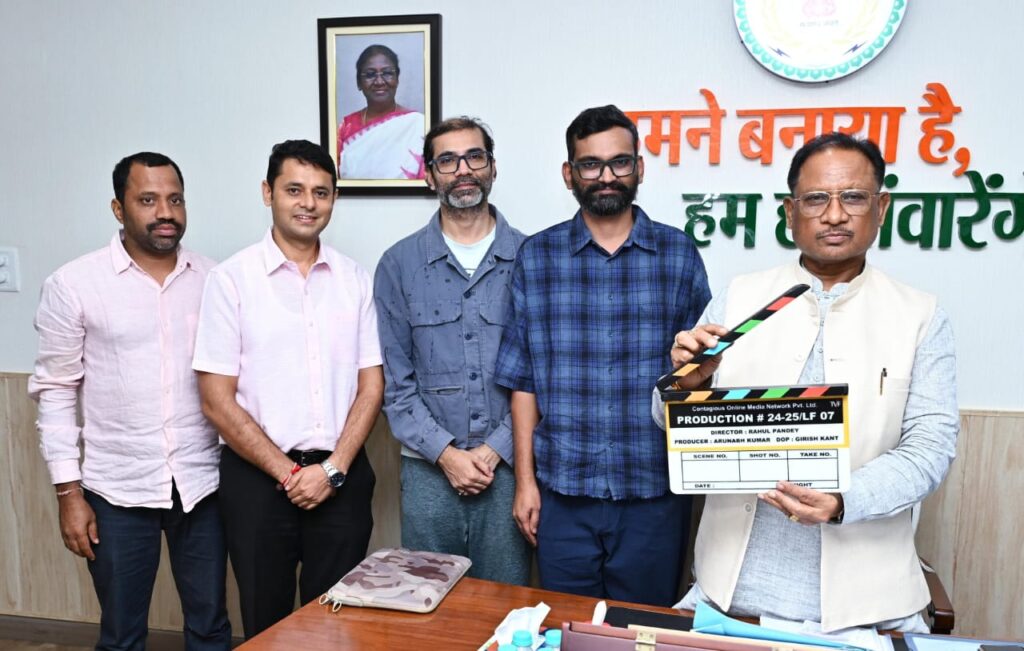 रायपुर : मुख्यमंत्री ने वेब सीरीज ‘ग्राम-चिकित्सालय’ के मुहूर्त-शॉट का दिया क्लैप