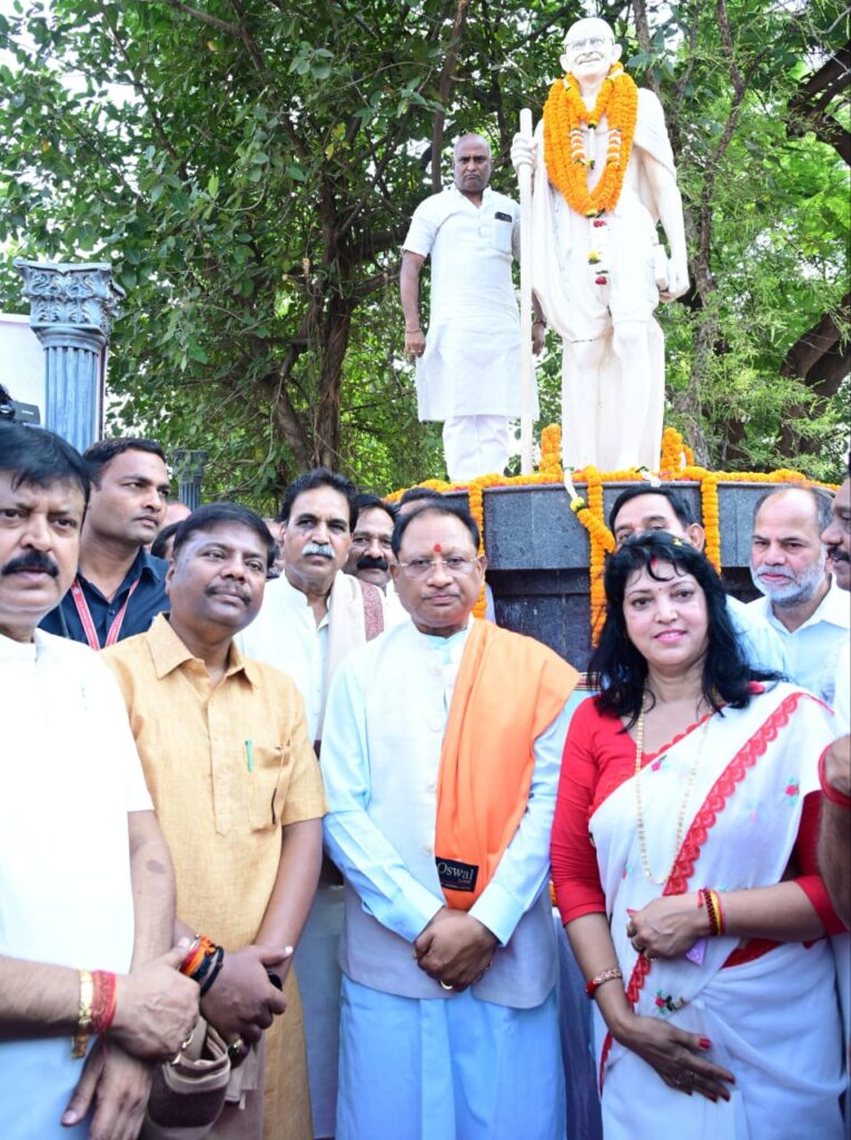 रायपुर : मुख्यमंत्री श्री विष्णुदेव साय ने महात्मा गांधी जी की प्रतिमा पर किया माल्यार्पण