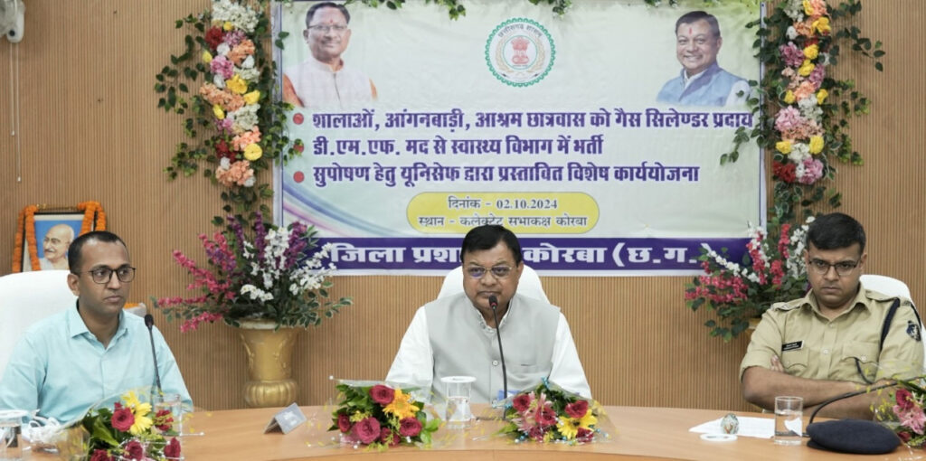 रायपुर : कैबिनेट मंत्री श्री देवांगन ने स्कूल, आंगनबाड़ी में खाना पकाने के लिए गैस सिलेण्डर का किया वितरण