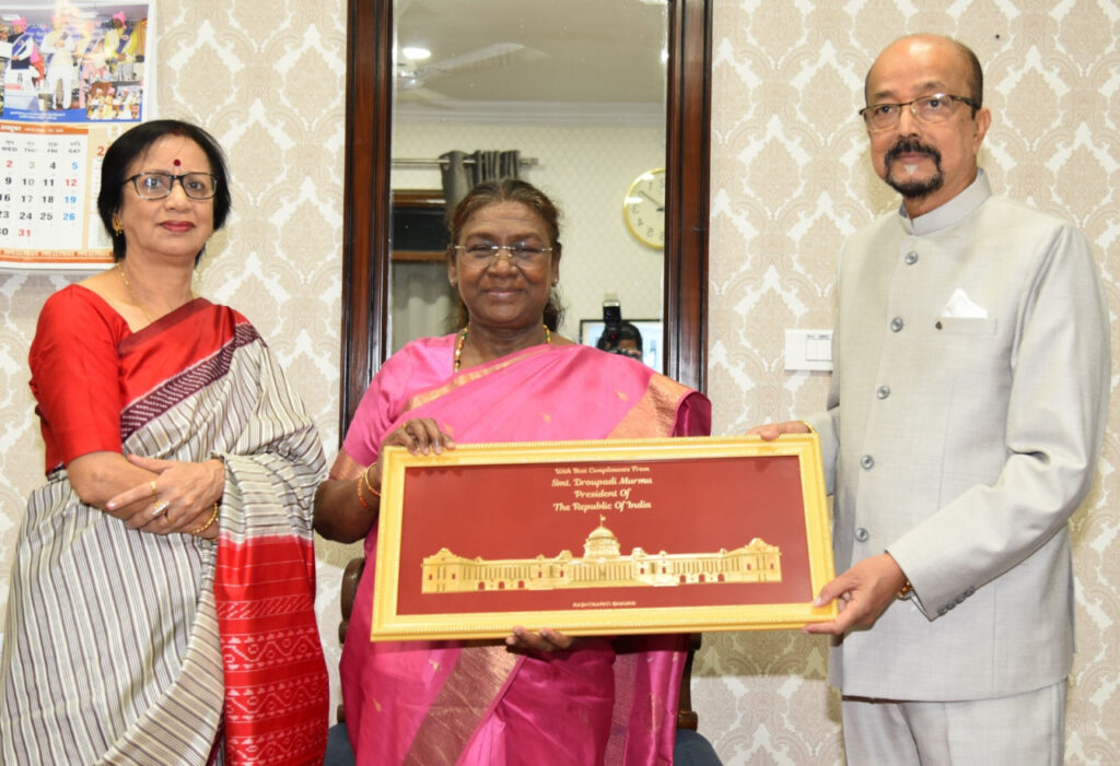 रायपुर : राष्ट्रपति श्रीमती मुर्मु के साथ राजभवन परिवार ने कराई फोटोग्राफी