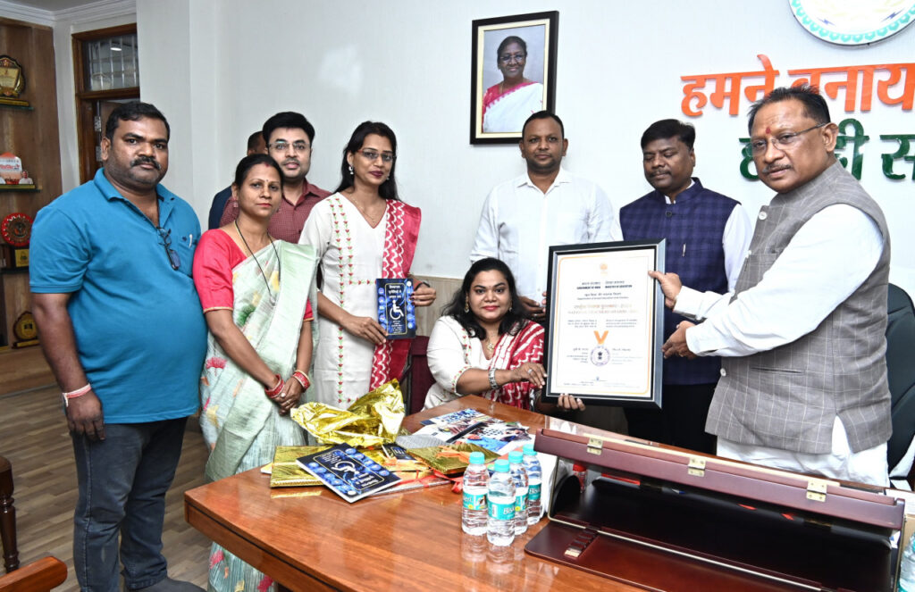 रायपुर : मुख्यमंत्री ने दिव्यांगता : चुनौतियों से अवसर तक पुस्तक का किया विमोचन