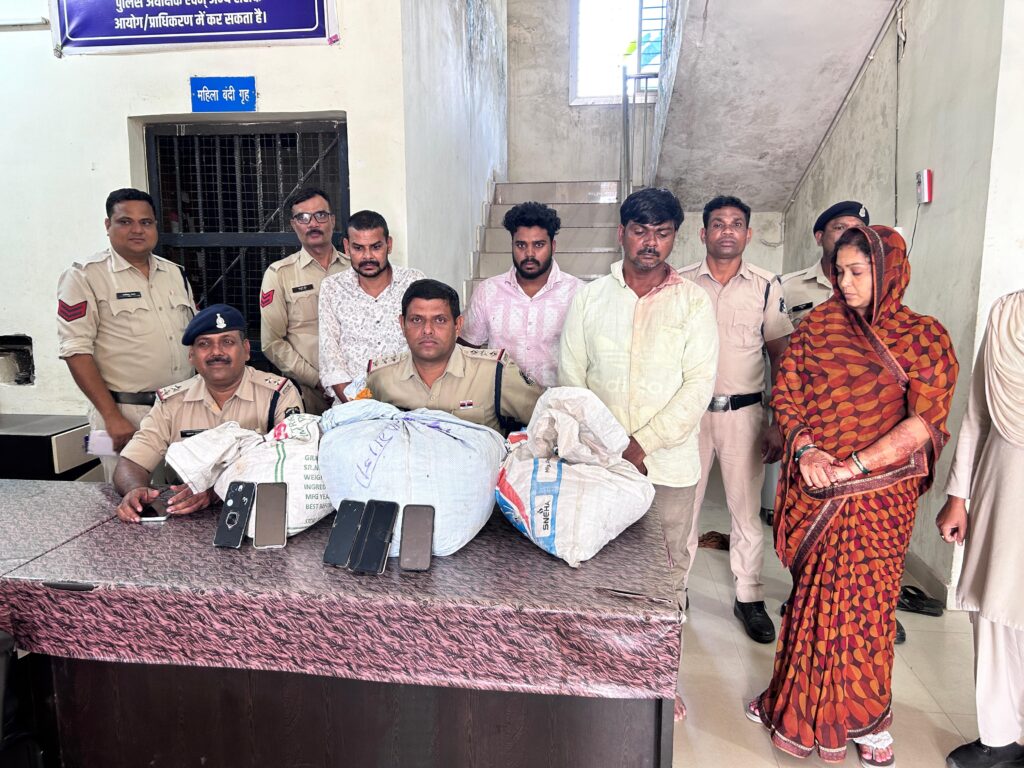पुलिस से बचने भाग रहे तस्करों की कार अनियंत्रित होकर सड़क से उतरकर पलटी: 4 तस्करों से 2 लाख का गांजा बरामद…
