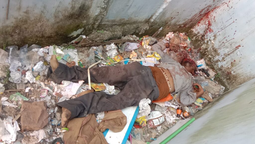 स्वामी आत्मानंद स्कूल के बाथरूम में ई-रिक्शा चालक की खून से लथपथ मिली लाश…पत्थर से कुचलकर की गई है हत्या…