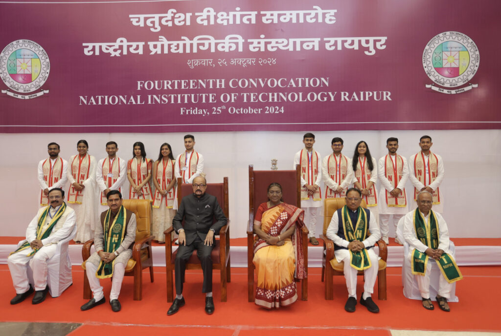 रायपुर : राष्ट्रपति श्रीमती द्रौपदी मुर्मु के हाथों इंजीनियरिंग के होनहार विद्यार्थियों को मिला स्वर्ण पदक