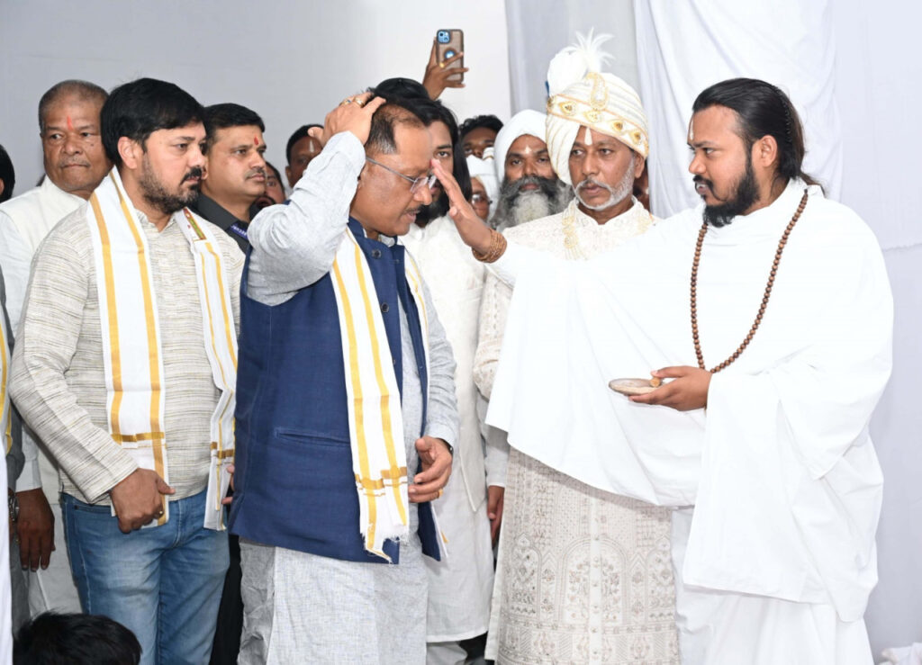 रायपुर : मुख्यमंत्री श्री विष्णु देव साय ने भण्डारपुरी धाम में गुरुगद्दी आसन के दर्शन कर प्रदेश की खुशहाली की कामना की