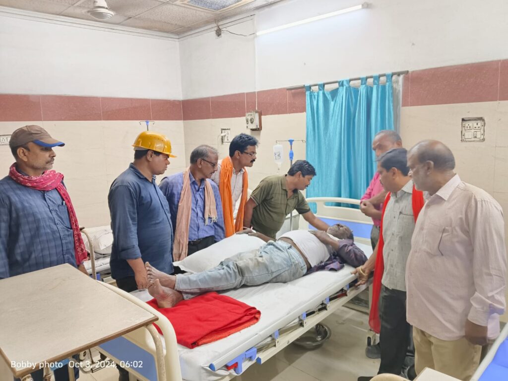 SECL गेवरा खदान में 240 टन डंपर फिसलकर 70-80 फीट नीचे जा गिरा…वाहन में फंसे ड्राइवर को कांच तोड़कर निकाला गया बाहर..