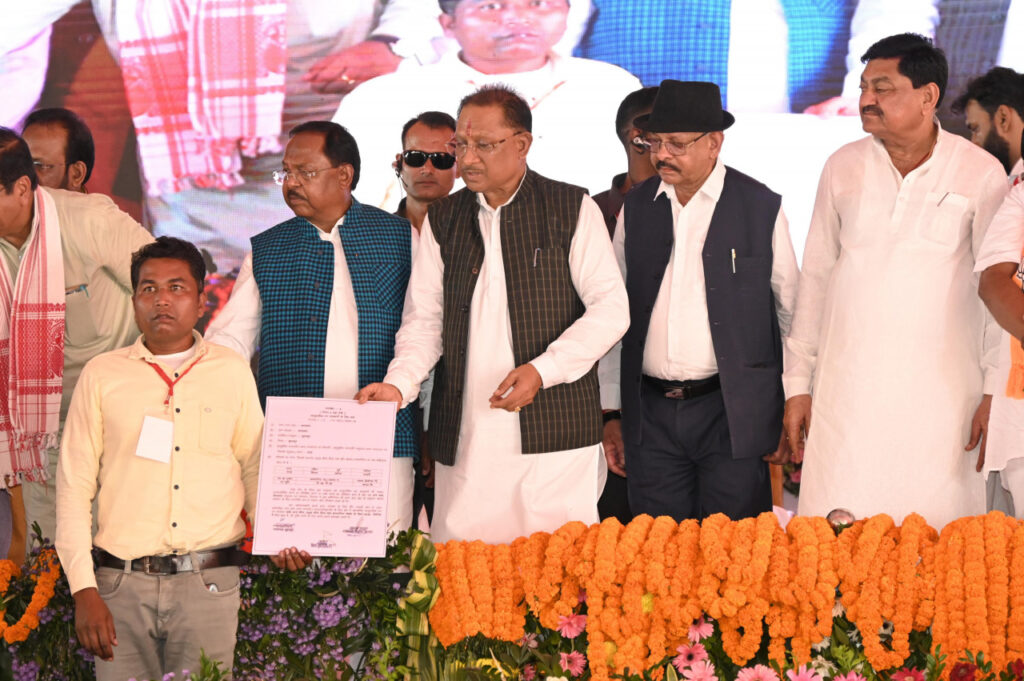 रायपुर : मुख्यमंत्री श्री विष्णु देव साय ने मंच से किया हितग्राहियों को सामग्री का वितरण