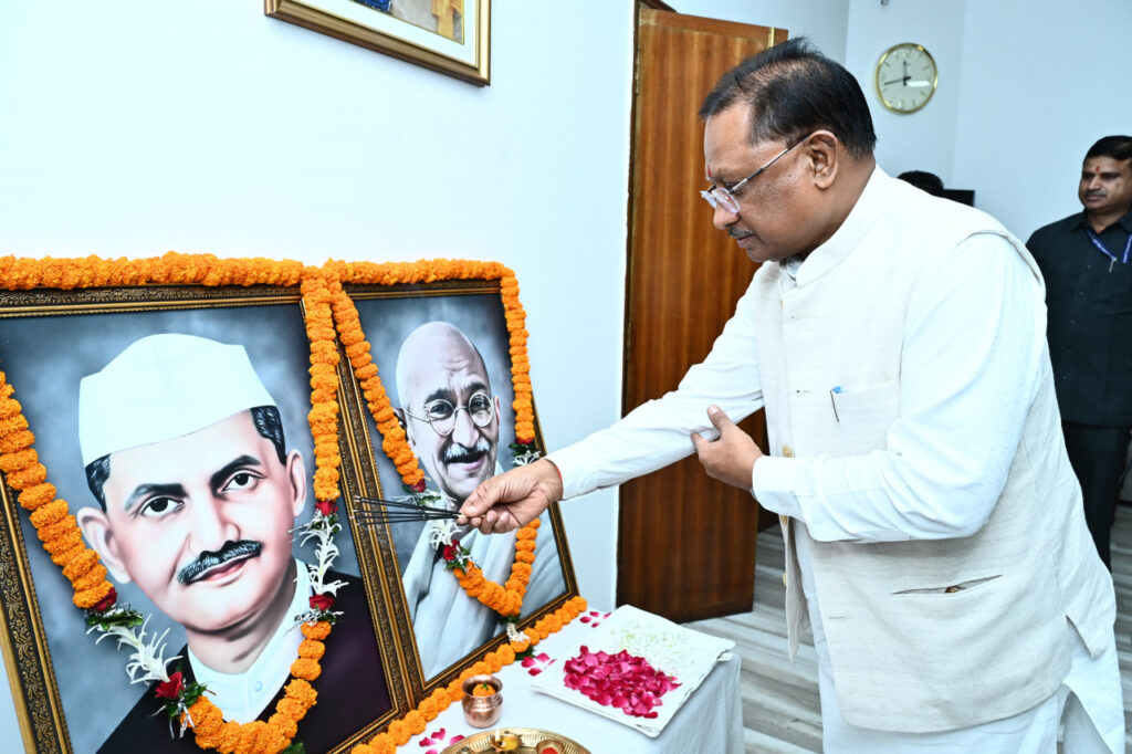 रायपुर : मुख्यमंत्री ने राष्ट्रपिता महात्मा गांधी और पूर्व प्रधानमंत्री स्वर्गीय श्री लाल बहादुर शास्त्री की जयंती पर उन्हें किया नमन