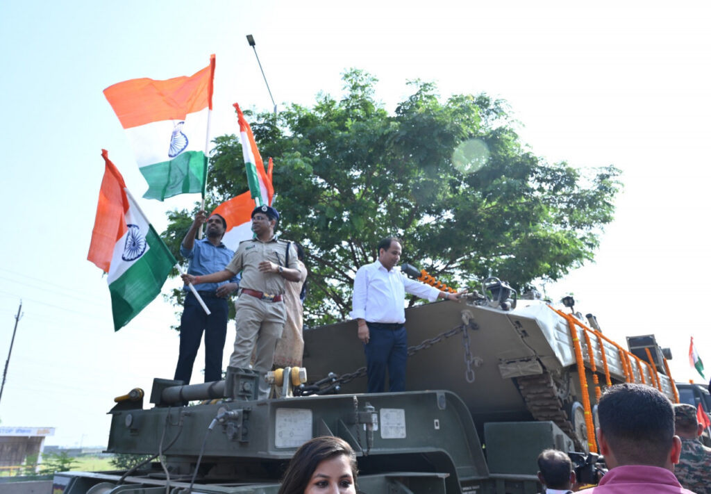 रायपुर : मुख्यमंत्री श्री विष्णुदेव साय के नेतृत्व और पहल में हो रहे भव्य सैन्य समारोह के लिए आज राजधानी रायपुर पहुंचे भारतीय सेना के भीष्म टैंक और अन्य आर्टिलरी का शानदार स्वागत किया गया