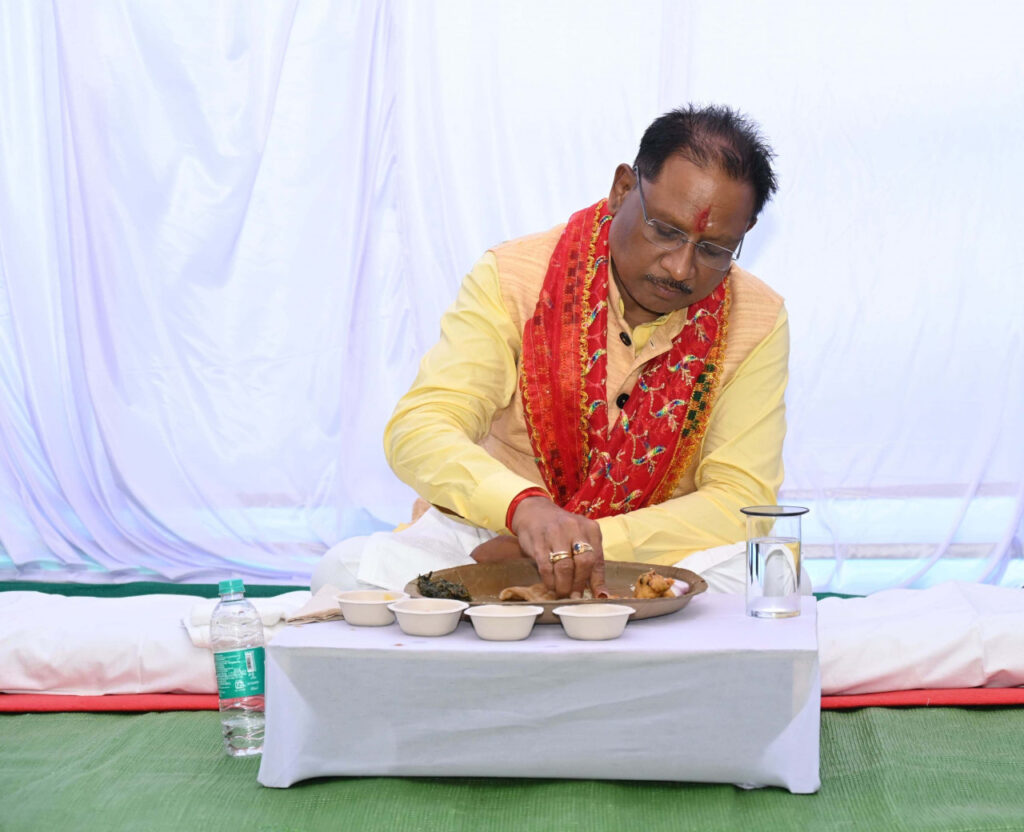 रायपुर : मुख्यमंत्री श्री विष्णु देव साय ने आमचो बस्तर क्लब में मांझी-चालकी और बस्तर दशहरा पर्व के पारंपरिक सदस्यों के साथ किया दोपहर का भोजन