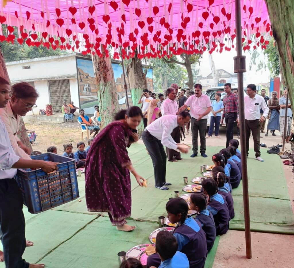 कलेक्टर ने न्योता भोज में शामिल होकर बच्चों को परोसा भोजन
