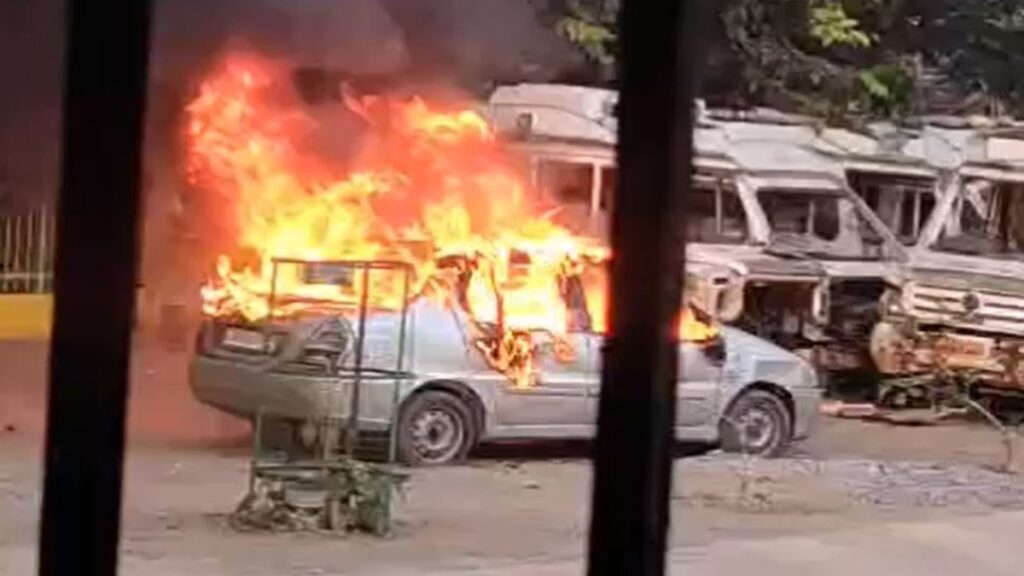 सामुदायिक स्वास्थ्य केंद्र में खड़ी गाड़ी में अचानक लगी आग, मची अफरा-तफरी…