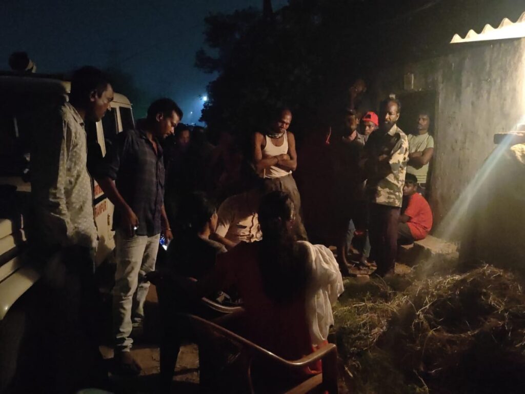 पत्नी ड्यूटी गई थी और बेटा डांडिया खेलने, लौटे तो व्यक्ति की खून से सनी मिली लाश…