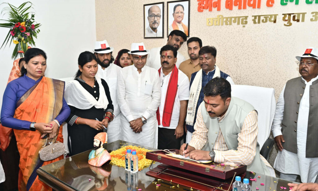 रायपुर : युवा आयोग के नव नियुक्त अध्यक्ष विश्व विजय सिंह तोमर ने किया पदभार ग्रहण