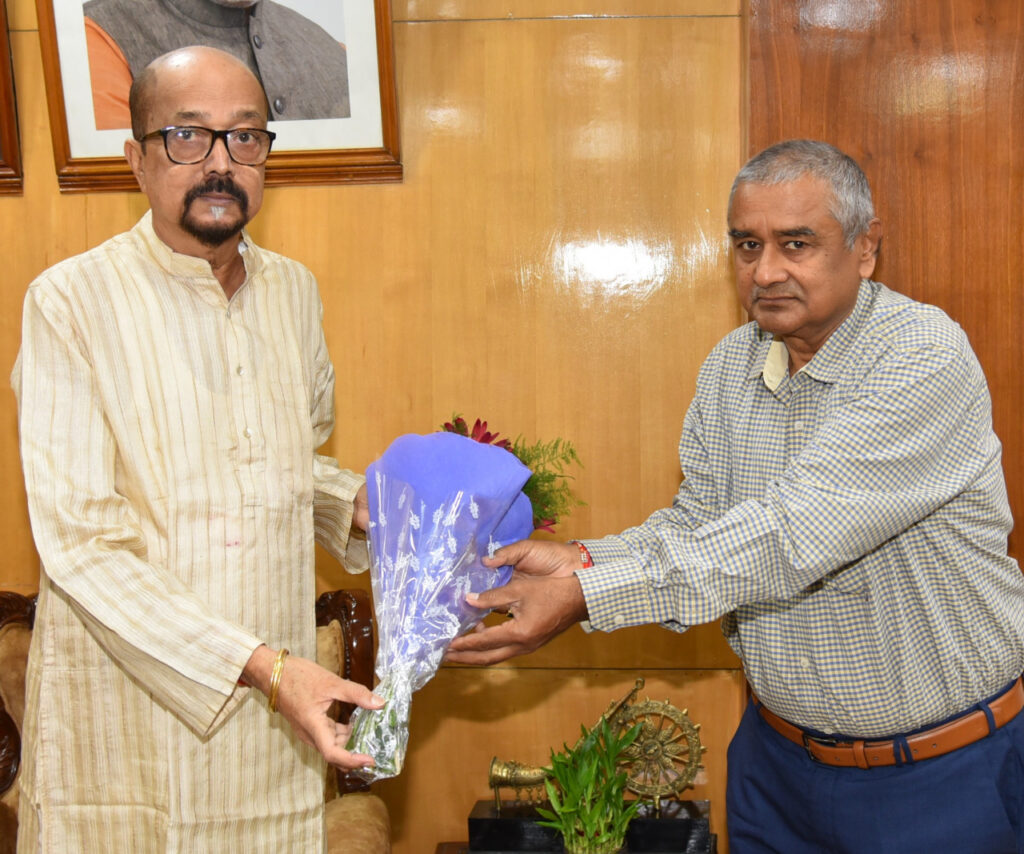 रायपुर : राज्यपाल श्री रमेन डेका से छत्तीसगढ़ निजी विश्वविद्यालय विनियामक आयोग के प्रभारी चेयरमेन श्री मिश्रा ने की सौजन्य मुलाकात