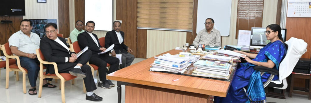 रायपुर : मुख्य निर्वाचन पदाधिकारी श्रीमती रीना बाबासाहेब कंगाले ने राजनीतिक दलों के प्रतिनिधियों की ली बैठक