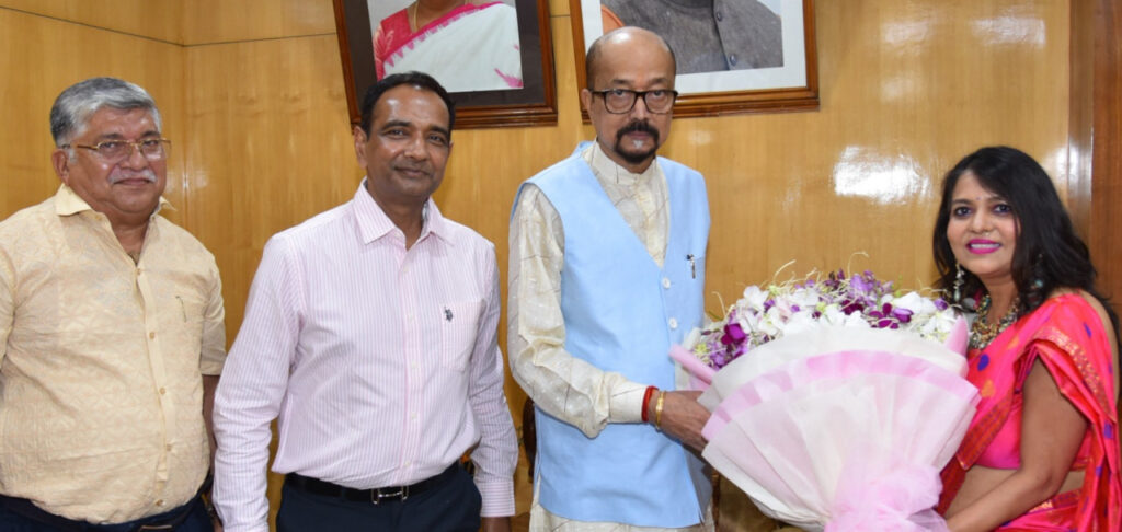 रायपुर : राज्यपाल श्री डेका से डॉ. शर्मा ने सौजन्य भेंट की