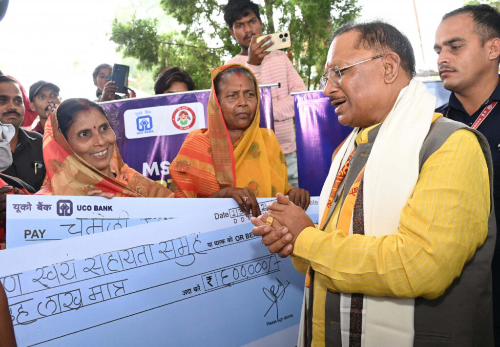 रायपुर : मुख्यमंत्री श्री विष्णु देव साय की पहल से भेलवां के ग्रामीणों को मिली बैंकिंग सुविधा