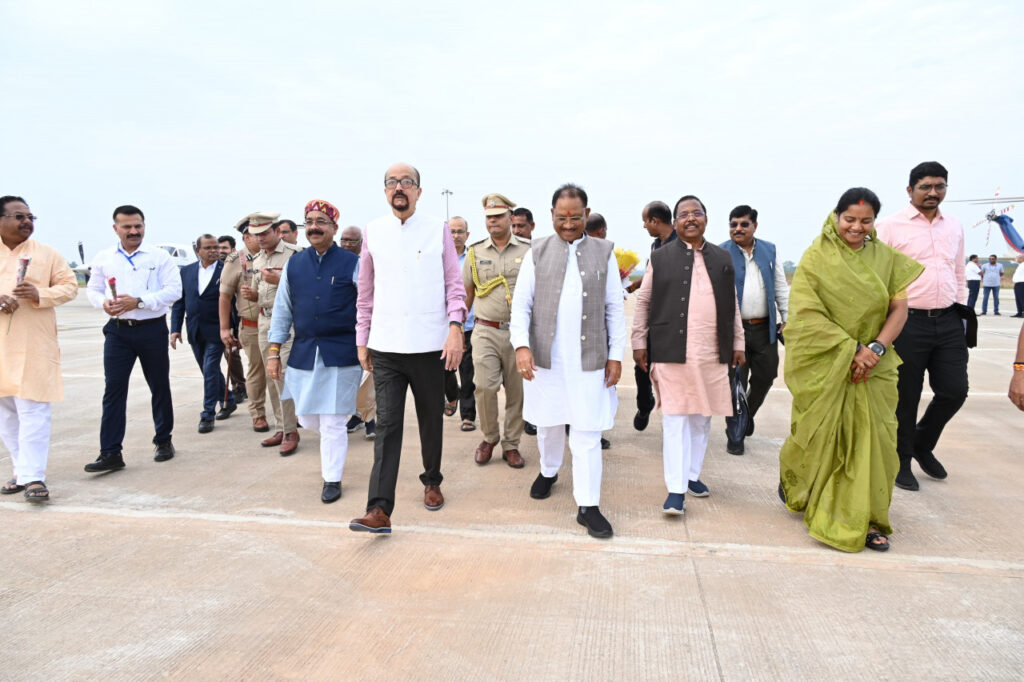 रायपुर : राज्यपाल श्री रमेन डेका एवं मुख्यमंत्री श्री विष्णुदेव साय का अंबिकापुर एयरपोर्ट पर आगमन, जनप्रतिनिधियों एवं अधिकारियों द्वारा किया गया आत्मीय स्वागत