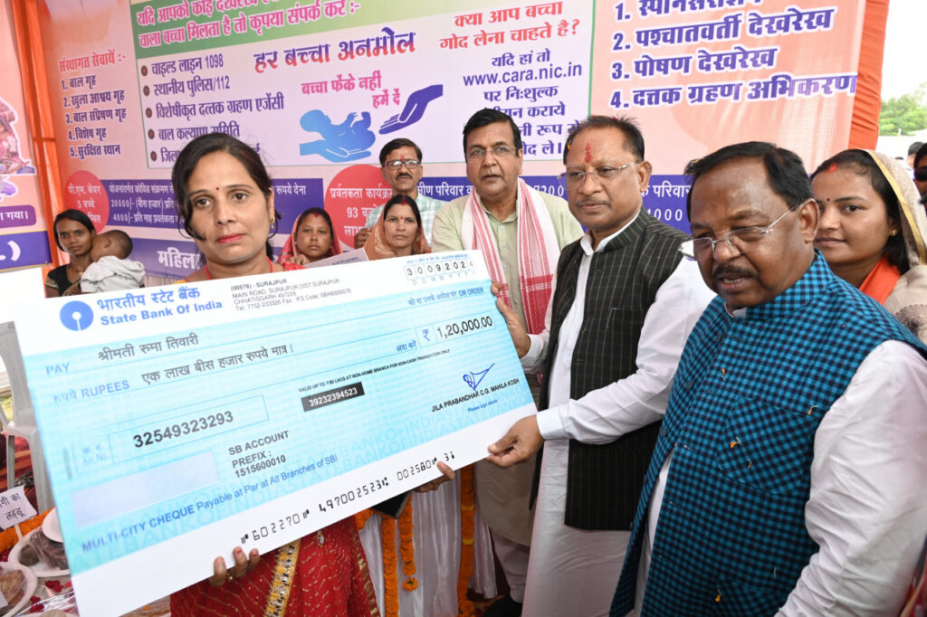 रायपुर : मुख्यमंत्री श्री विष्णुदेव साय ने किया विभागीय स्टालों का अवलोकन, अवलोकन के दौरान हितग्राहियों को सामग्री एवं ऋण राशि चेक का वितरण