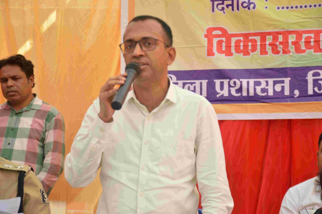 सभी अधिकारी-कर्मचारी जनता के सेवक, जनता के हित में काम करना हमारा कर्तव्य : कलेक्टर