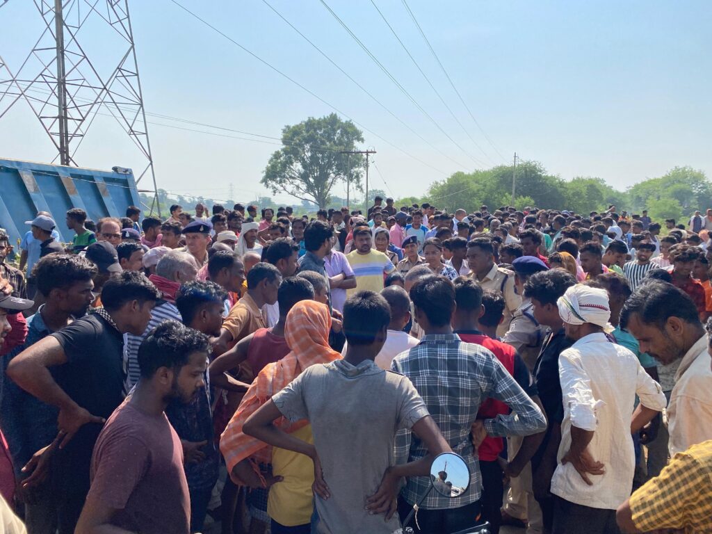 छत्तीसगढ़: तेज रफ्तार हाइवा ने मां-बेटे को कुचला…मौके पर ही मौत…