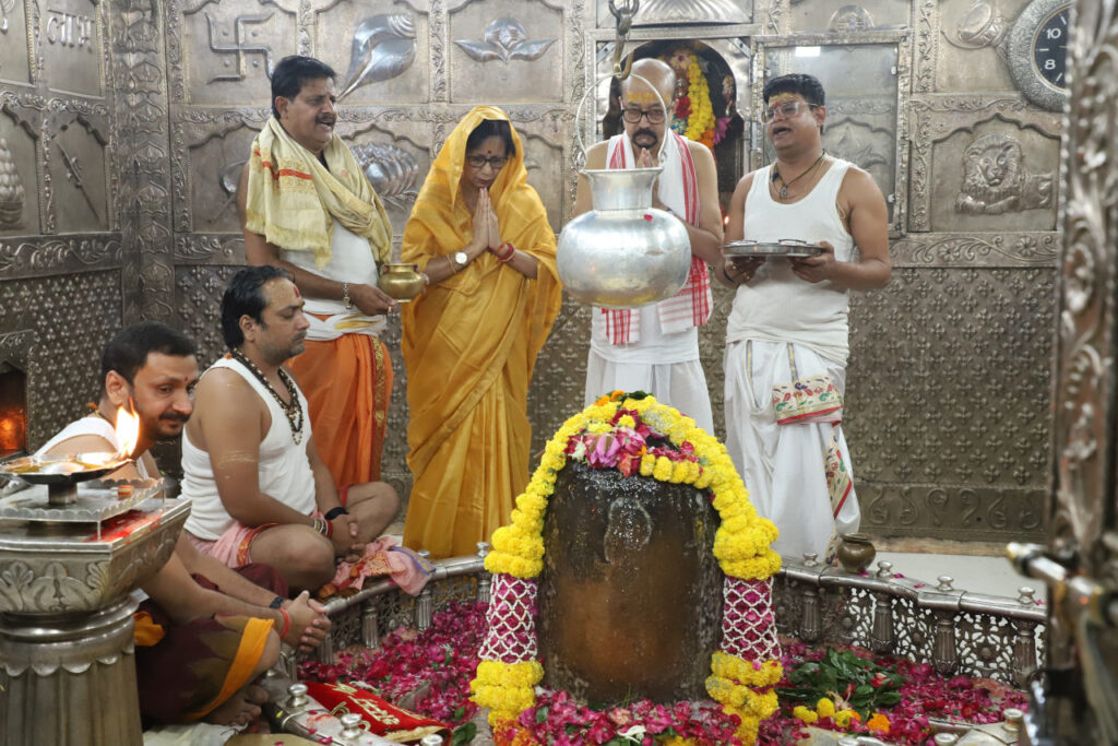 रायपुर : राज्यपाल श्री रमेन डेका ने महाकालेश्वर ज्योतिर्लिंग के दर्शन किए