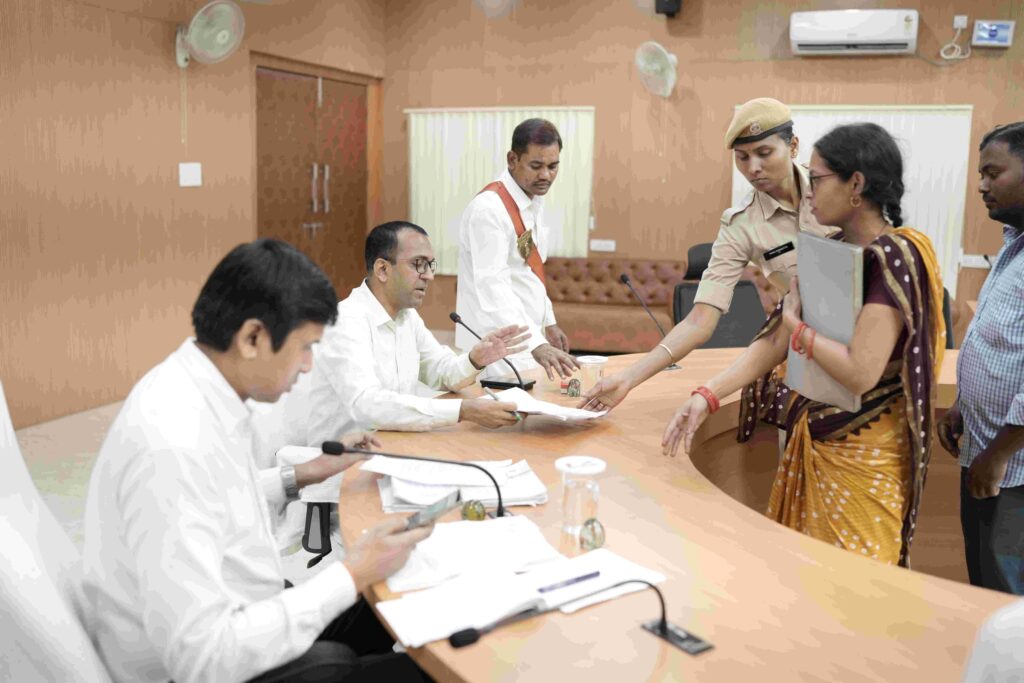 जिले के दूरस्थ क्षेत्रों से आए लोगों की कलेक्टर ने सुनी समस्याएं