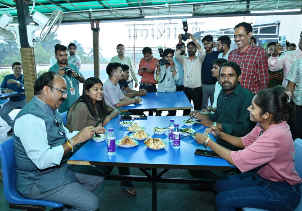 रायपुर : तक्षशिला लाइब्रेरी में पढ़ने आने वाले युवाओं को चाय, नाश्ता व भोजन के लिए बाहर निकलने की जरुरत नहीं, स्वसहायता समूह की कैंटीन में है सब मौजूद