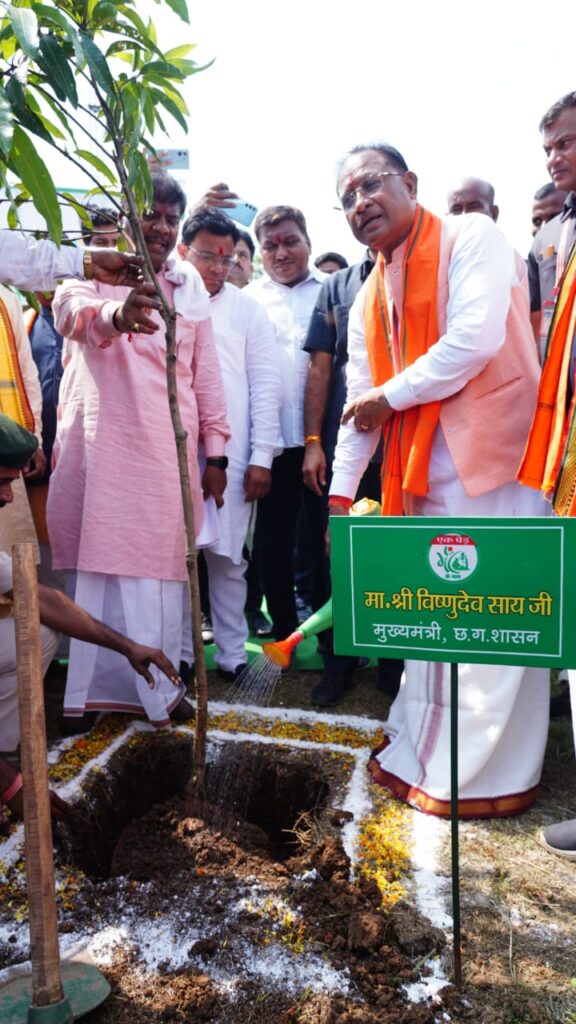 रायपुर : मुख्यमंत्री श्री विष्णु देव साय ने एक पेड़ मां के नाम अभियान के अंतर्गत लगाया केसर आम का पौधा