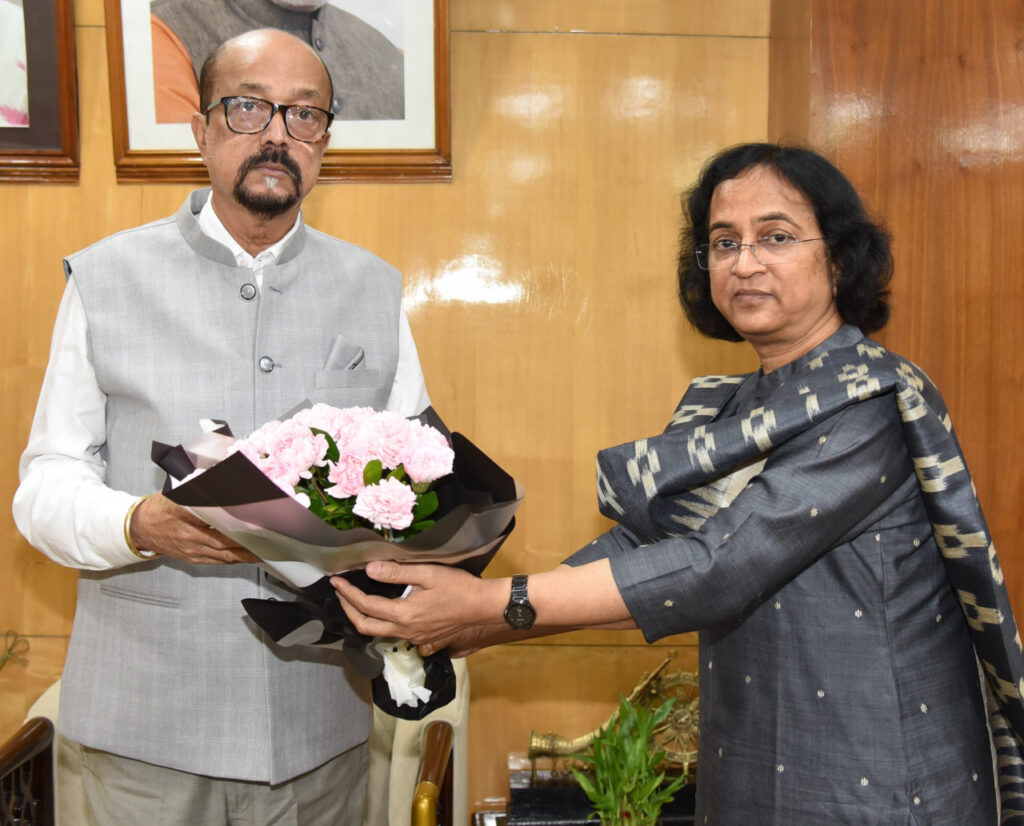 रायपुर : राज्यपाल श्री रमेन डेका से पीएससी की प्रभारी अध्यक्ष ने की सौजन्य मुलाकात